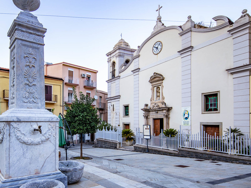 Chiesa San Nicola di Bari e fontana del calice